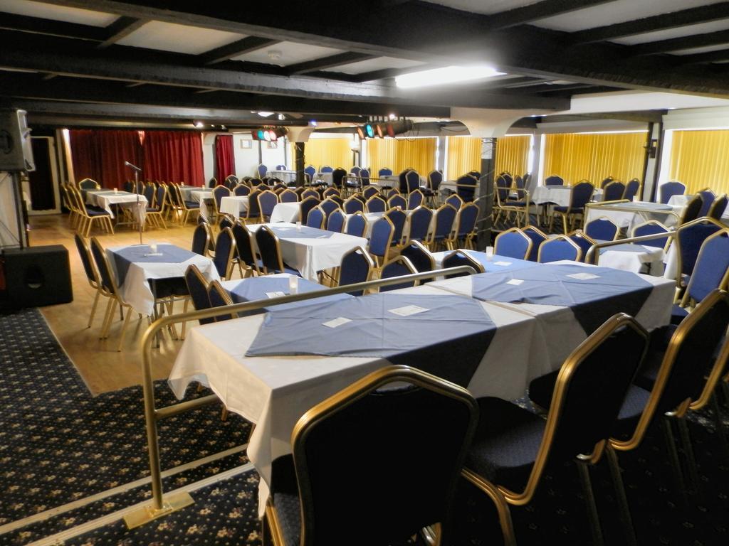 Wayside Cheer Hotel Castel Esterno foto