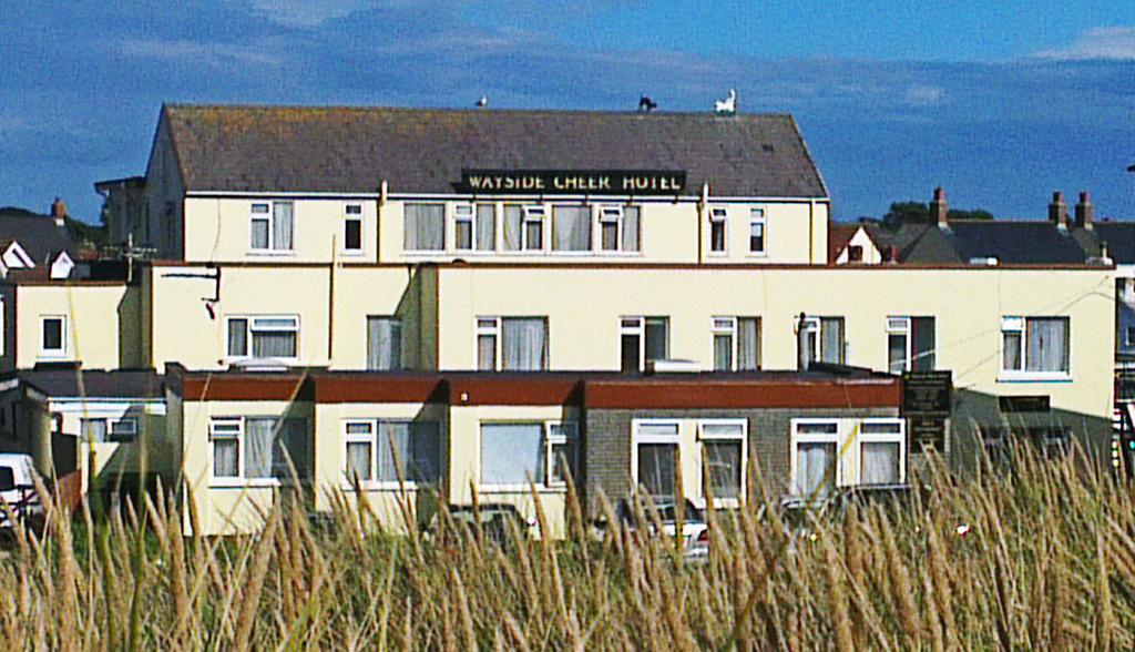 Wayside Cheer Hotel Castel Esterno foto