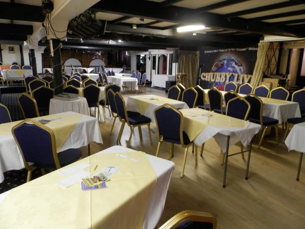 Wayside Cheer Hotel Castel Esterno foto