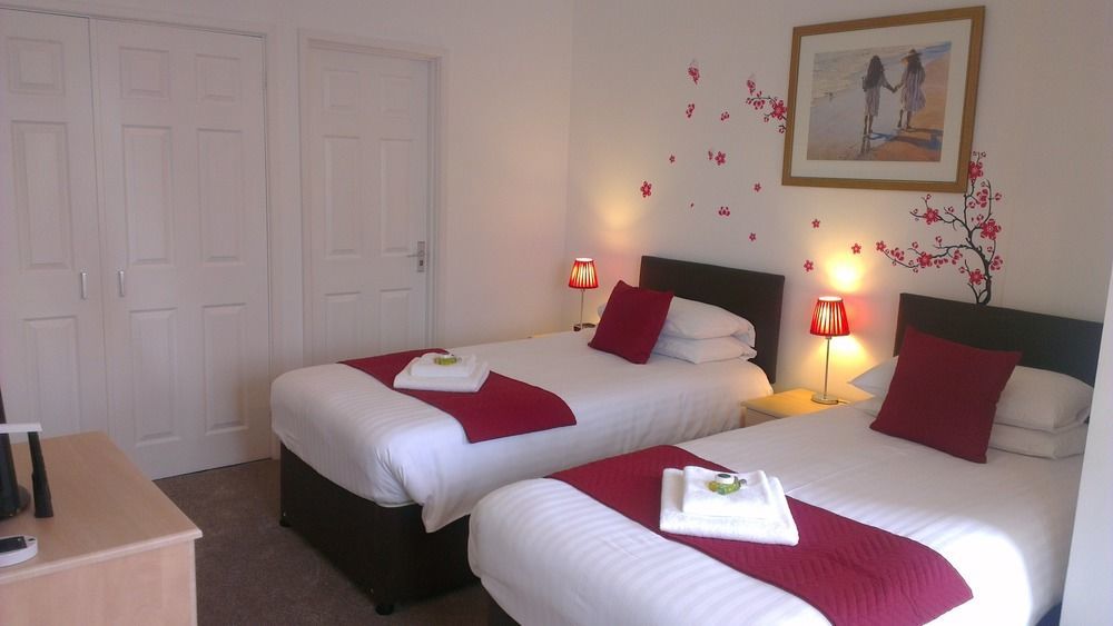 Wayside Cheer Hotel Castel Esterno foto