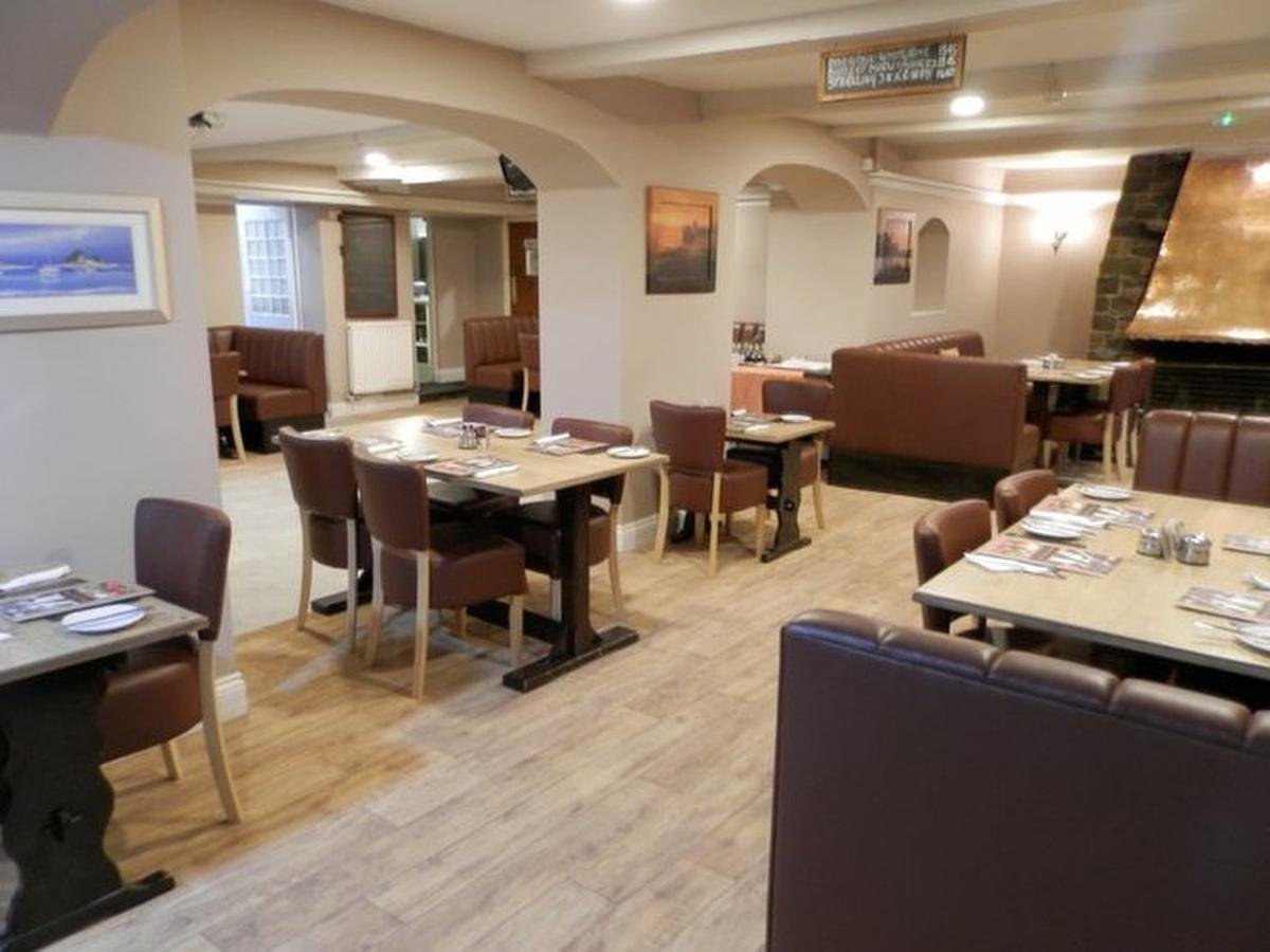Wayside Cheer Hotel Castel Esterno foto