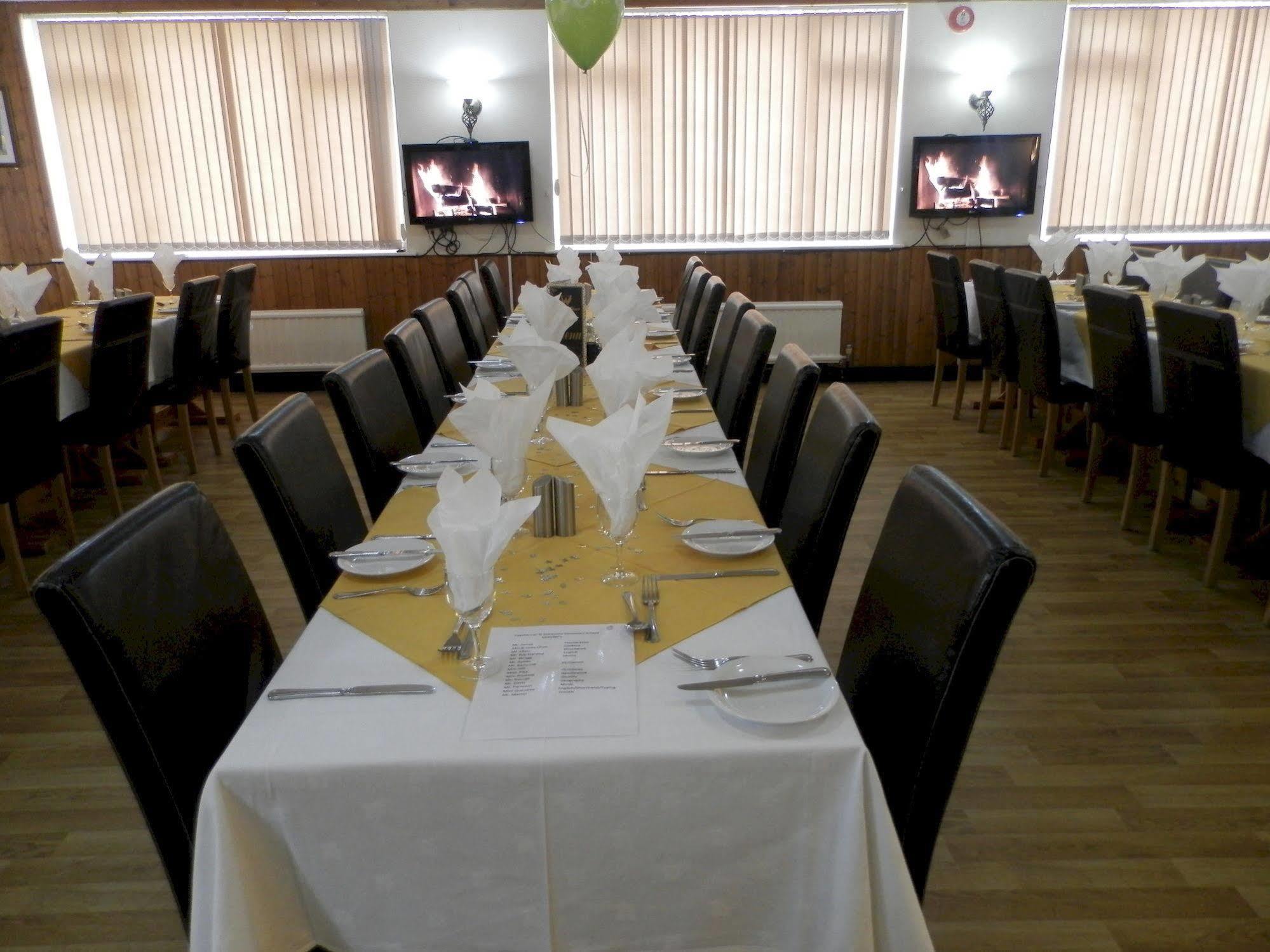 Wayside Cheer Hotel Castel Esterno foto