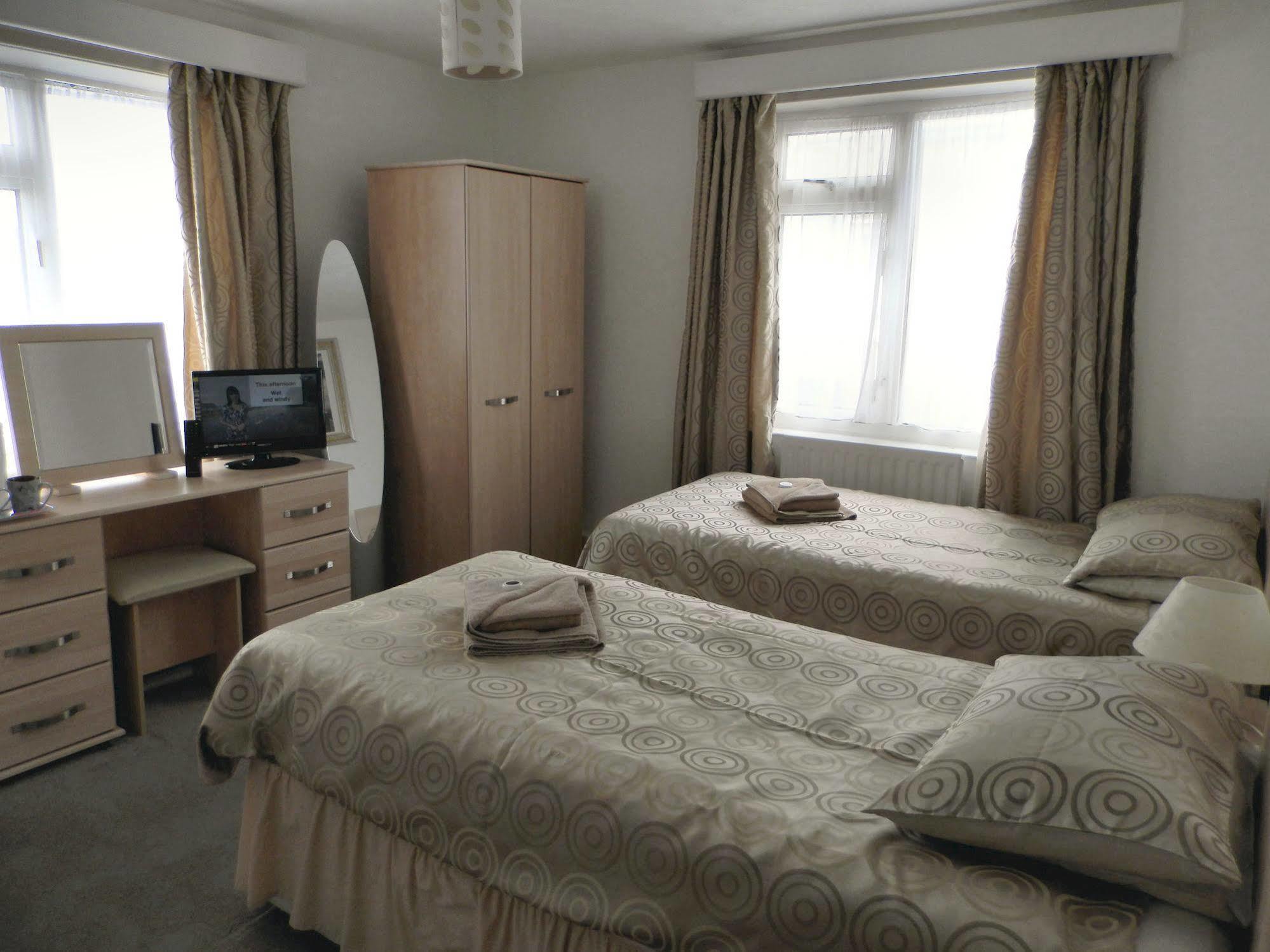 Wayside Cheer Hotel Castel Esterno foto