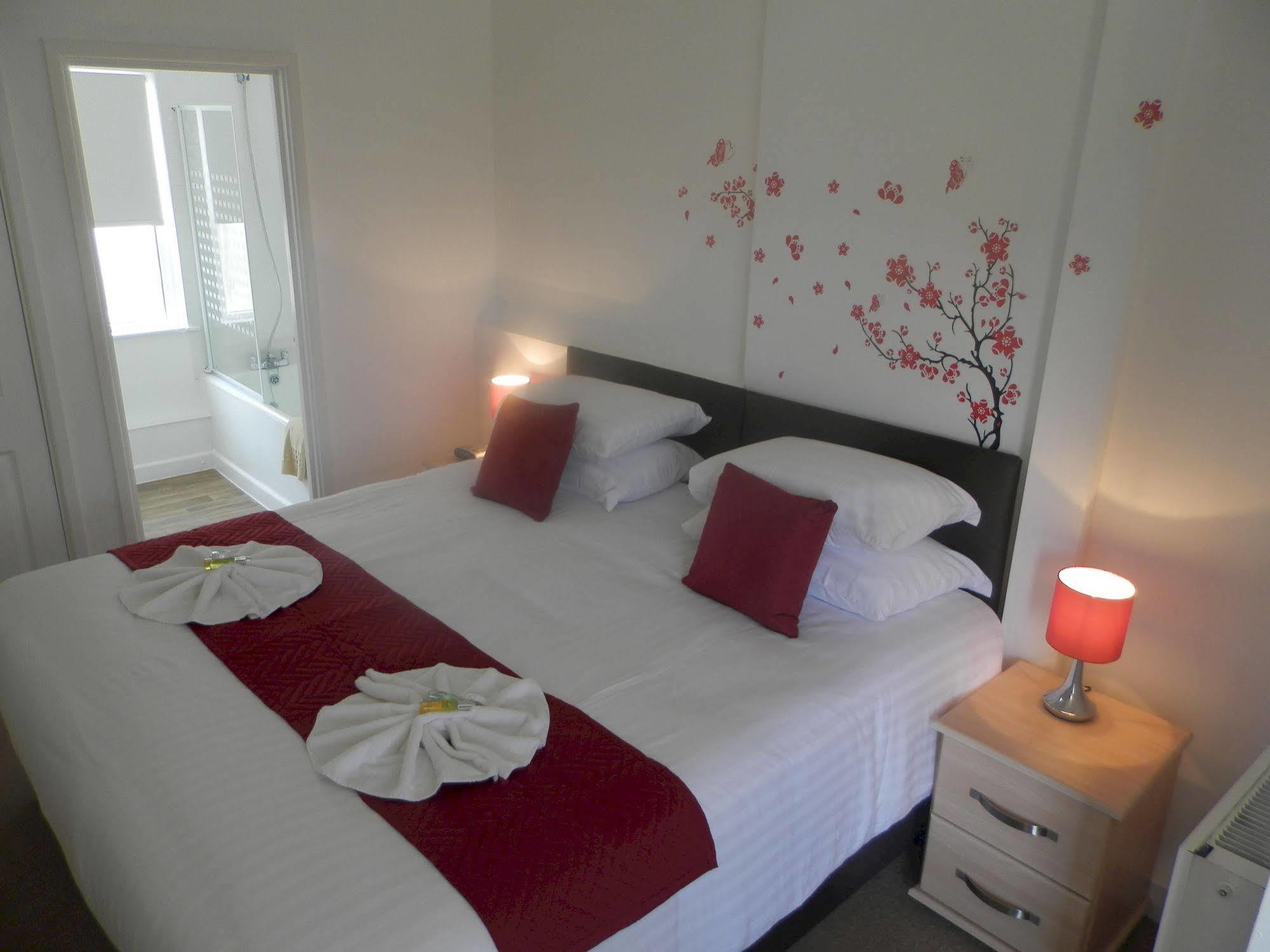 Wayside Cheer Hotel Castel Esterno foto