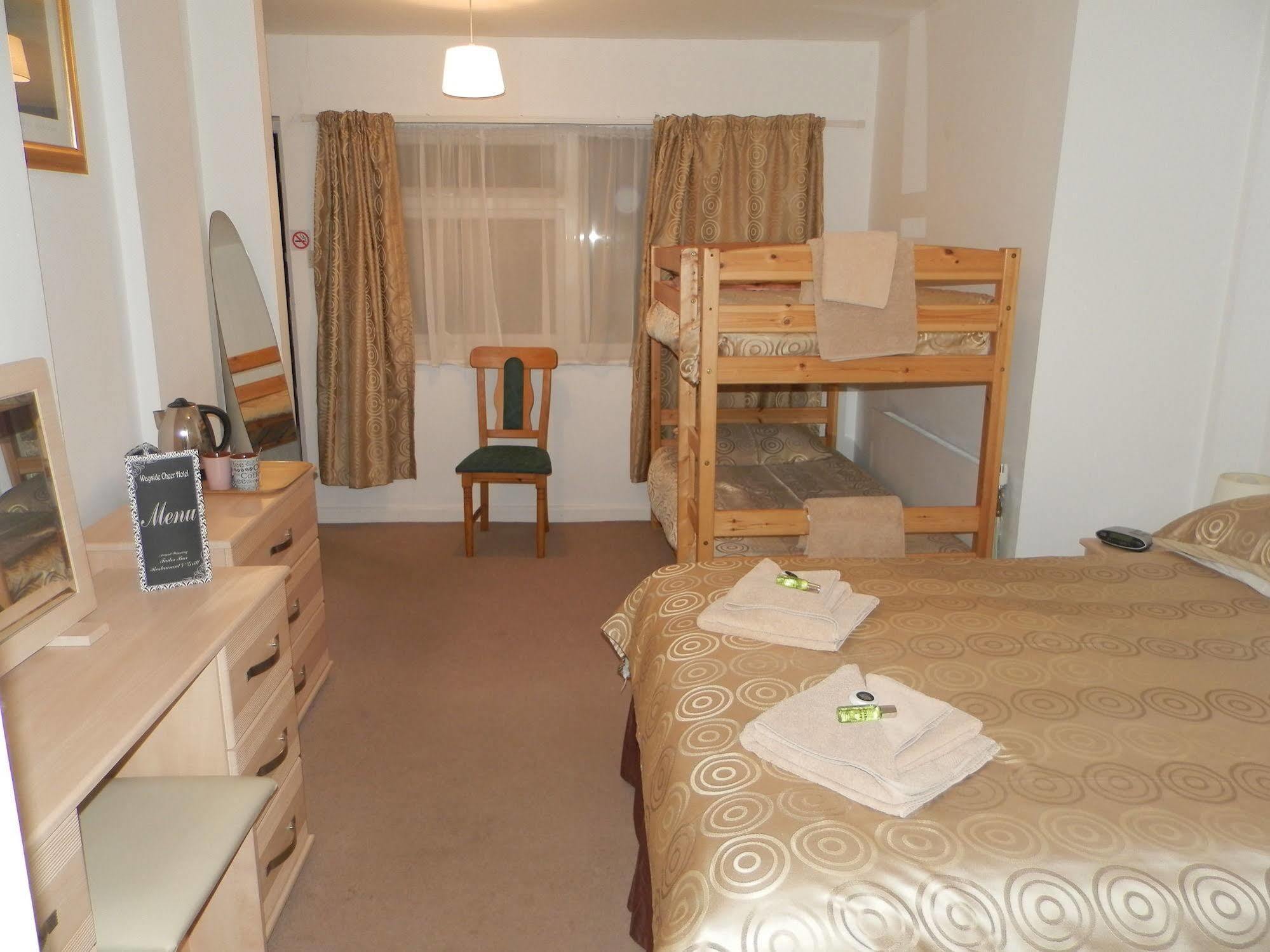 Wayside Cheer Hotel Castel Esterno foto