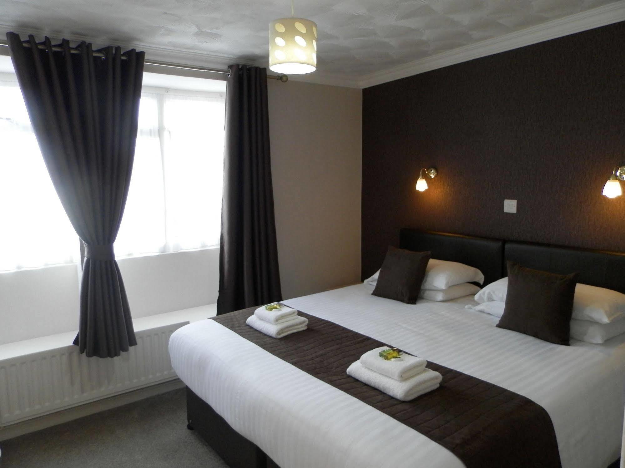 Wayside Cheer Hotel Castel Esterno foto