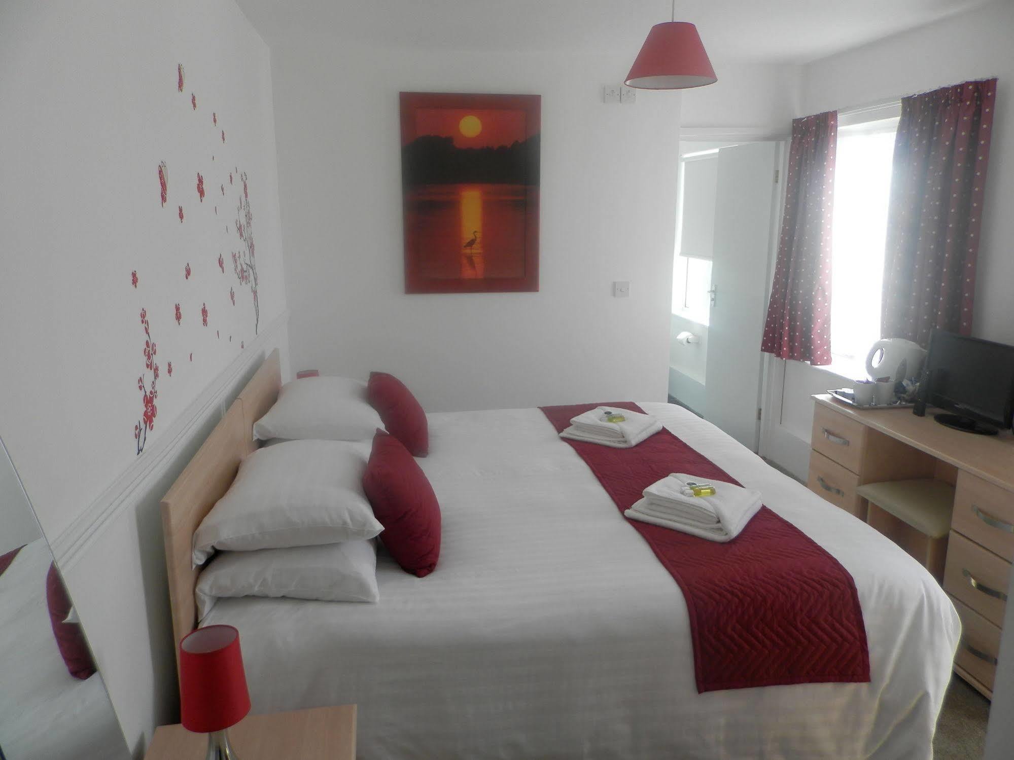 Wayside Cheer Hotel Castel Esterno foto