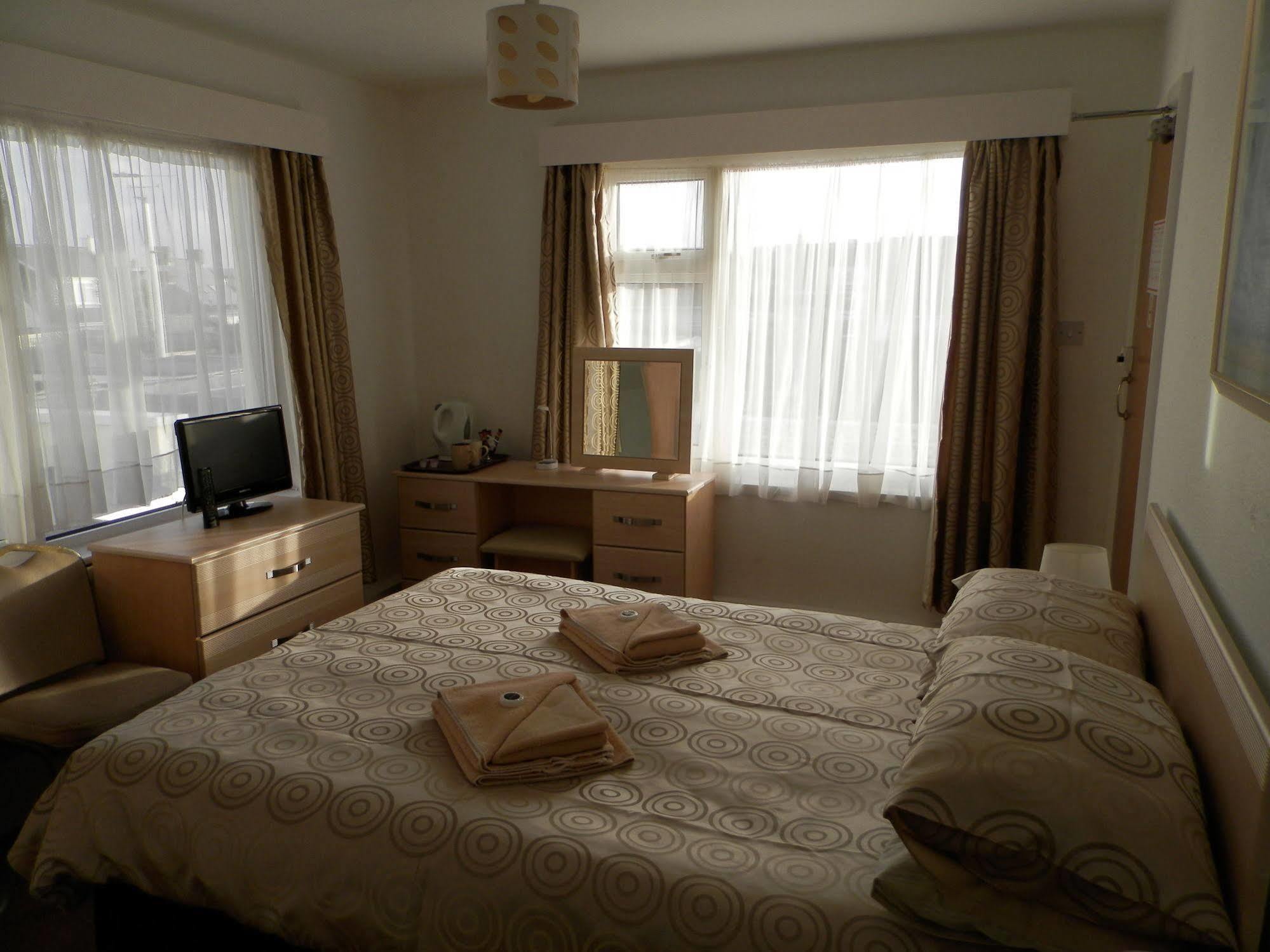 Wayside Cheer Hotel Castel Esterno foto