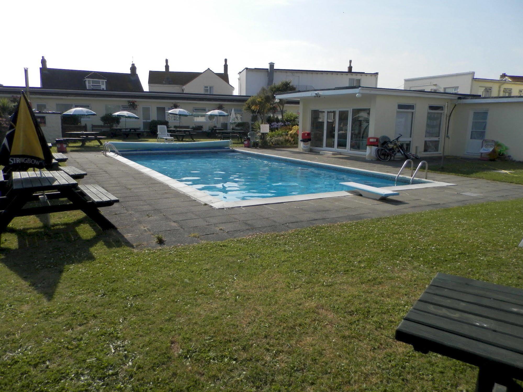 Wayside Cheer Hotel Castel Esterno foto