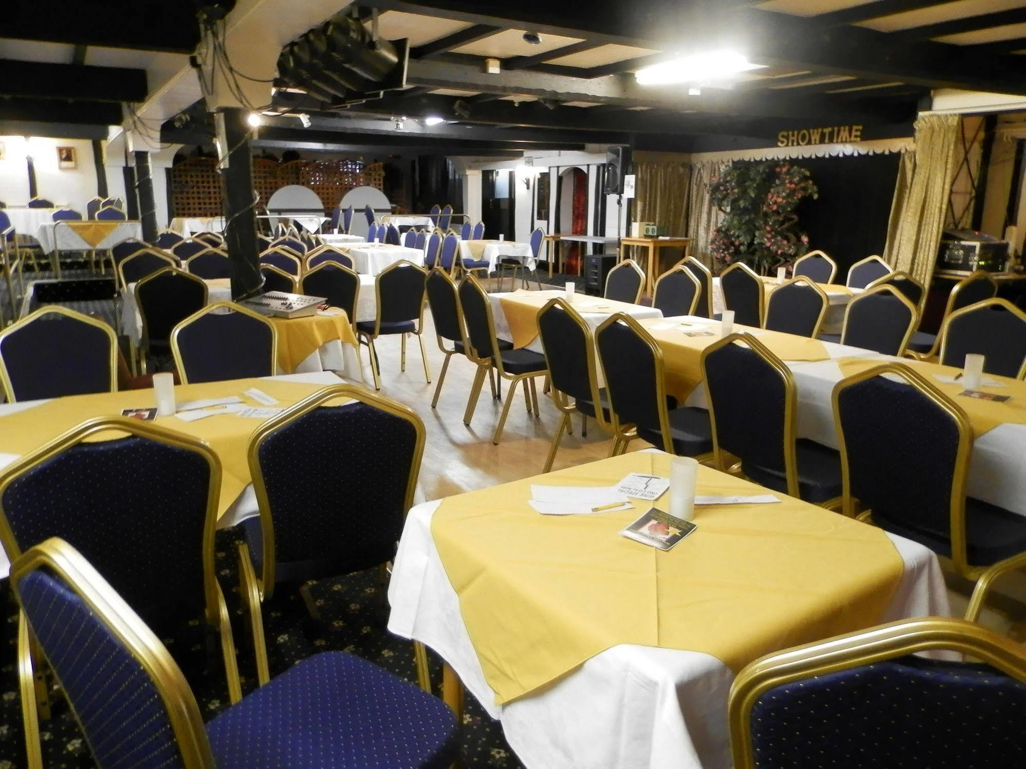 Wayside Cheer Hotel Castel Esterno foto