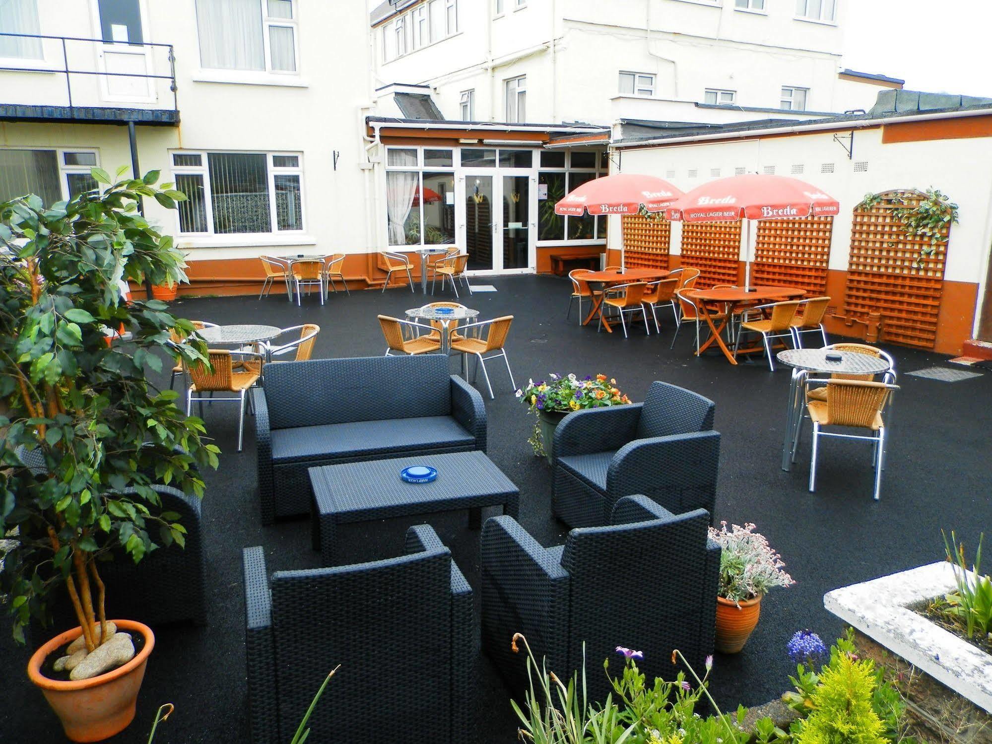 Wayside Cheer Hotel Castel Esterno foto