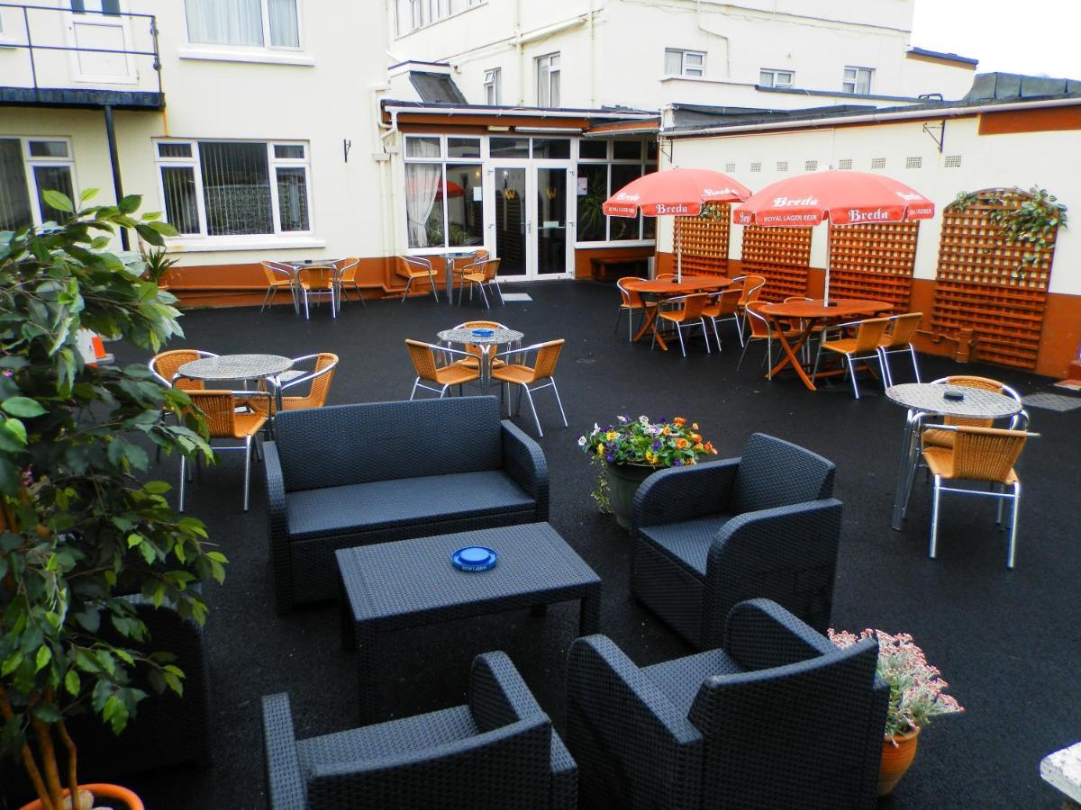 Wayside Cheer Hotel Castel Esterno foto